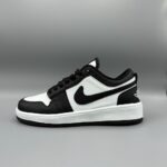 کفش جردن وان | سایز ۳۷ تا ۴۰ اگر به دنبال یک کفش اسپرت شیک و باکیفیت هستید، جردن وان یکی از بهترین گزینه‌ها برای استایل روزمره و خیابانی است. این مدل با ترکیب رنگی جذاب سفید ومشکی، ظاهر بسیار خاصی دارد و به‌راحتی با انواع استایل‌های کژوال و اسپرت ست می‌شود. ویژگی‌ها: • موجود در سایزهای ۳۷ تا ۴۰ • طراحی الهام‌گرفته از مدل‌های کلاسیک جردن وان • رویه مقاوم و باکیفیت با دوخت تمیز • کفی نرم، راحت و مناسب استفاده طولانی • مناسب پیاده‌روی، دانشگاه، روزمره و استایل خیابانی • ترکیب رنگ حرفه‌ای و جذاب چرا جردن وان؟ جردن وان به‌خاطر طراحی ماندگار و راحتی عالی، همیشه جزو محبوب‌ترین کفش‌های اسپرت بوده است. این مدل انتخابی ایده‌آل برای کسانی است که به راحتی و ظاهر شیک اهمیت می‌دهند و می‌خواهند کفشی همه‌فن‌حریف داشته باشند.