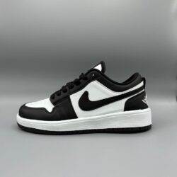 کفش جردن وان | سایز ۳۷ تا ۴۰ اگر به دنبال یک کفش اسپرت شیک و باکیفیت هستید، جردن وان یکی از بهترین گزینه‌ها برای استایل روزمره و خیابانی است. این مدل با ترکیب رنگی جذاب سفید ومشکی، ظاهر بسیار خاصی دارد و به‌راحتی با انواع استایل‌های کژوال و اسپرت ست می‌شود. ویژگی‌ها: • موجود در سایزهای ۳۷ تا ۴۰ • طراحی الهام‌گرفته از مدل‌های کلاسیک جردن وان • رویه مقاوم و باکیفیت با دوخت تمیز • کفی نرم، راحت و مناسب استفاده طولانی • مناسب پیاده‌روی، دانشگاه، روزمره و استایل خیابانی • ترکیب رنگ حرفه‌ای و جذاب چرا جردن وان؟ جردن وان به‌خاطر طراحی ماندگار و راحتی عالی، همیشه جزو محبوب‌ترین کفش‌های اسپرت بوده است. این مدل انتخابی ایده‌آل برای کسانی است که به راحتی و ظاهر شیک اهمیت می‌دهند و می‌خواهند کفشی همه‌فن‌حریف داشته باشند.