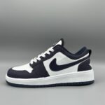 کفش جردن وان | سایز ۳۷ تا ۴۰ اگر به دنبال یک کفش اسپرت شیک و باکیفیت هستید، جردن وان یکی از بهترین گزینه‌ها برای استایل روزمره و خیابانی است. این مدل با ترکیب رنگی جذاب سفید و سرمه‌ای، ظاهر بسیار خاصی دارد و به‌راحتی با انواع استایل‌های کژوال و اسپرت ست می‌شود. ویژگی‌ها: • موجود در سایزهای ۳۷ تا ۴۰ • طراحی الهام‌گرفته از مدل‌های کلاسیک جردن وان • رویه مقاوم و باکیفیت با دوخت تمیز • کفی نرم، راحت و مناسب استفاده طولانی • مناسب پیاده‌روی، دانشگاه، روزمره و استایل خیابانی • ترکیب رنگ حرفه‌ای و جذاب چرا جردن وان؟ جردن وان به‌خاطر طراحی ماندگار و راحتی عالی، همیشه جزو محبوب‌ترین کفش‌های اسپرت بوده است. این مدل انتخابی ایده‌آل برای کسانی است که به راحتی و ظاهر شیک اهمیت می‌دهند و می‌خواهند کفشی همه‌فن‌حریف داشته باشند.