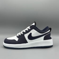 کفش جردن وان | سایز ۳۷ تا ۴۰ اگر به دنبال یک کفش اسپرت شیک و باکیفیت هستید، جردن وان یکی از بهترین گزینه‌ها برای استایل روزمره و خیابانی است. این مدل با ترکیب رنگی جذاب سفید و سرمه‌ای، ظاهر بسیار خاصی دارد و به‌راحتی با انواع استایل‌های کژوال و اسپرت ست می‌شود. ویژگی‌ها: • موجود در سایزهای ۳۷ تا ۴۰ • طراحی الهام‌گرفته از مدل‌های کلاسیک جردن وان • رویه مقاوم و باکیفیت با دوخت تمیز • کفی نرم، راحت و مناسب استفاده طولانی • مناسب پیاده‌روی، دانشگاه، روزمره و استایل خیابانی • ترکیب رنگ حرفه‌ای و جذاب چرا جردن وان؟ جردن وان به‌خاطر طراحی ماندگار و راحتی عالی، همیشه جزو محبوب‌ترین کفش‌های اسپرت بوده است. این مدل انتخابی ایده‌آل برای کسانی است که به راحتی و ظاهر شیک اهمیت می‌دهند و می‌خواهند کفشی همه‌فن‌حریف داشته باشند.