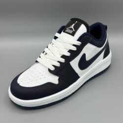 کفش جردن وان | سایز ۳۷ تا ۴۰ اگر به دنبال یک کفش اسپرت شیک و باکیفیت هستید، جردن وان یکی از بهترین گزینه‌ها برای استایل روزمره و خیابانی است. این مدل با ترکیب رنگی جذاب سفید ومشکی، ظاهر بسیار خاصی دارد و به‌راحتی با انواع استایل‌های کژوال و اسپرت ست می‌شود. ویژگی‌ها: • موجود در سایزهای ۳۷ تا ۴۰ • طراحی الهام‌گرفته از مدل‌های کلاسیک جردن وان • رویه مقاوم و باکیفیت با دوخت تمیز • کفی نرم، راحت و مناسب استفاده طولانی • مناسب پیاده‌روی، دانشگاه، روزمره و استایل خیابانی • ترکیب رنگ حرفه‌ای و جذاب چرا جردن وان؟ جردن وان به‌خاطر طراحی ماندگار و راحتی عالی، همیشه جزو محبوب‌ترین کفش‌های اسپرت بوده است. این مدل انتخابی ایده‌آل برای کسانی است که به راحتی و ظاهر شیک اهمیت می‌دهند و می‌خواهند کفشی همه‌فن‌حریف داشته باشند.