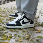 کفش جردن وان | سایز ۳۷ تا ۴۰ اگر به دنبال یک کفش اسپرت شیک و باکیفیت هستید، جردن وان یکی از بهترین گزینه‌ها برای استایل روزمره و خیابانی است. این مدل با ترکیب رنگی جذاب سفید و سرمه‌ای، ظاهر بسیار خاصی دارد و به‌راحتی با انواع استایل‌های کژوال و اسپرت ست می‌شود. ویژگی‌ها: • موجود در سایزهای ۳۷ تا ۴۰ • طراحی الهام‌گرفته از مدل‌های کلاسیک جردن وان • رویه مقاوم و باکیفیت با دوخت تمیز • کفی نرم، راحت و مناسب استفاده طولانی • مناسب پیاده‌روی، دانشگاه، روزمره و استایل خیابانی • ترکیب رنگ حرفه‌ای و جذاب چرا جردن وان؟ جردن وان به‌خاطر طراحی ماندگار و راحتی عالی، همیشه جزو محبوب‌ترین کفش‌های اسپرت بوده است. این مدل انتخابی ایده‌آل برای کسانی است که به راحتی و ظاهر شیک اهمیت می‌دهند و می‌خواهند کفشی همه‌فن‌حریف داشته باشند.