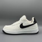 کفش مردانه ایر فورس | سایز ۴۱ تا ۴۴ اگر به دنبال کفشی هستید که هم در استایل روزمره عالی دیده شود و هم راحتی بالایی داشته باشد، ایرفورس مردانه بهترین انتخاب شماست. این مدل با طراحی کلاسیک و محبوب، رویه‌ی مقاوم و زیره‌ی انعطاف‌پذیر، مناسب استفاده طولانی‌مدت بوده و در هر شرایطی عملکرد فوق‌العاده‌ای دارد. ویژگی‌ها: • موجود در سایزهای ۴۱ تا ۴۴ • رویه باکیفیت و قابل شست‌وشو • کفی نرم و راحت با امکان استفاده طولانی • مناسب برای استفاده روزمره، خیابانی و ورزشی • طراحی شیک و قابل ست کردن با انواع استایل چرا ایرفورس؟ ایرفورس یکی از پرفروش‌ترین مدل‌های کفش مردانه است که به‌خاطر ظاهر جذاب و دوام بالا طرفداران زیادی دارد. اگر به یک کفش همه‌کاره و خوش‌استایل نیاز دارید، این مدل دقیقا همان چیزی است که دنبالش بودید.